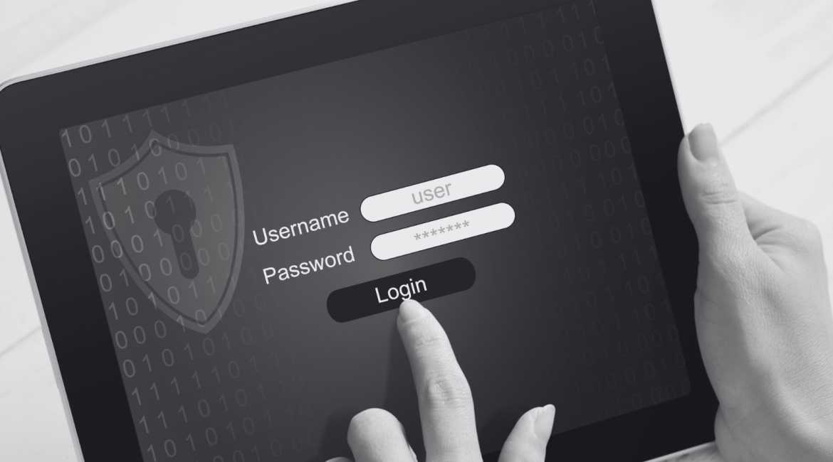 Pantalla de inicio de sesión en una tableta, con campos para nombre de usuario y contraseña, y un dedo tocando el botón de “Login”.