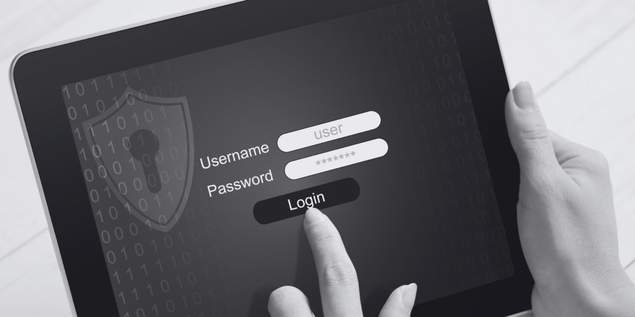 Pantalla de inicio de sesión en una tableta, con campos para nombre de usuario y contraseña, y un dedo tocando el botón de “Login”.
