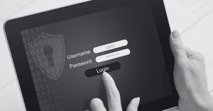 Pantalla de inicio de sesión en una tableta, con campos para nombre de usuario y contraseña, y un dedo tocando el botón de “Login”.