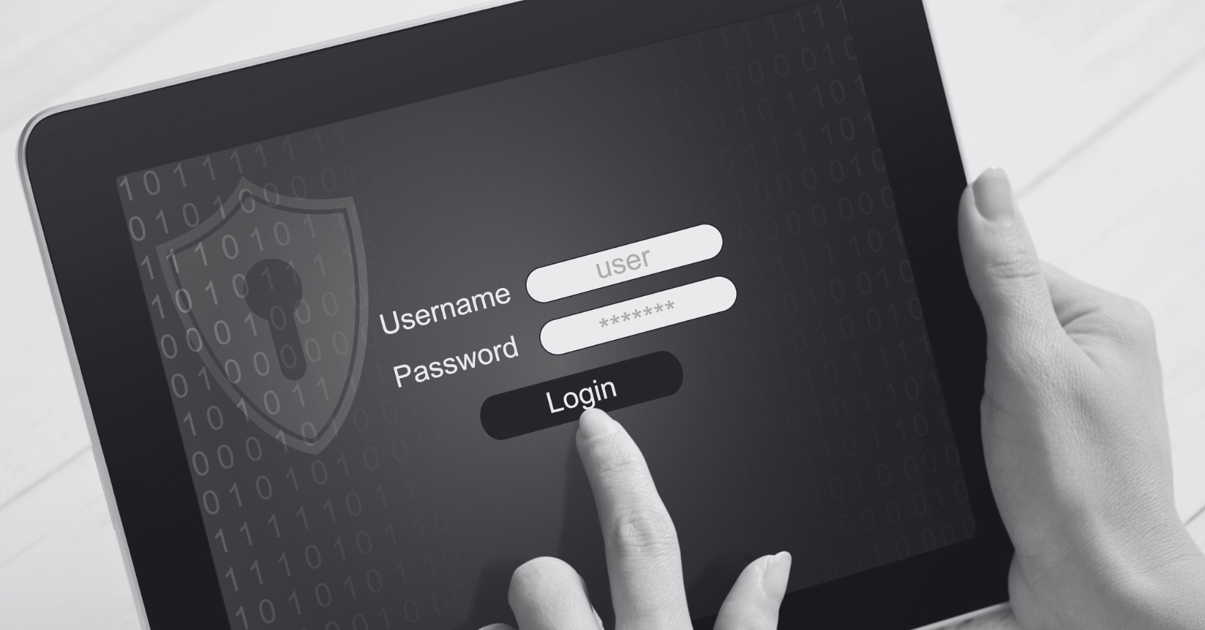 Pantalla de inicio de sesión en una tableta, con campos para nombre de usuario y contraseña, y un dedo tocando el botón de “Login”.